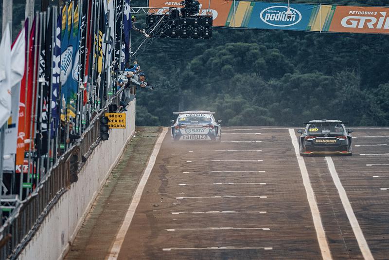 "Essas coisas acontecem no automobilismo", disse Bruno Baptista após vitória (Marcelo Machado de Melo/Stock Car)