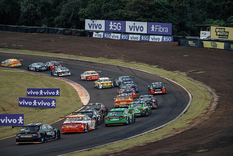 Corrida principal da etapa foi marcada por várias disputas e muitas estratégias (Marcelo Machado de Melo/Stock Car)